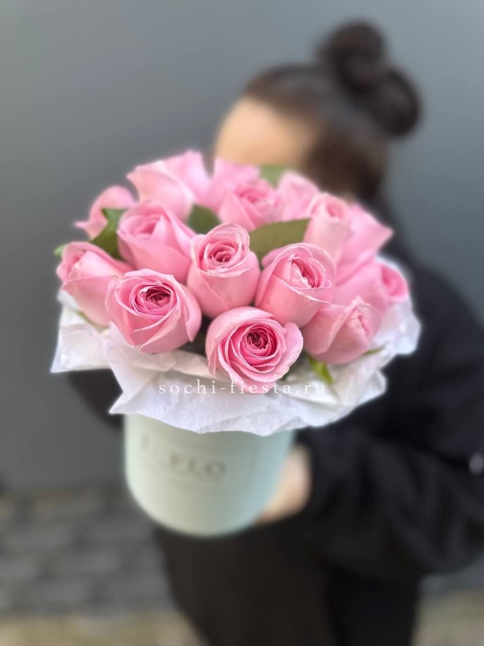 шляпная коробка с розами и хризантемами для студии флористики в Рыбинске