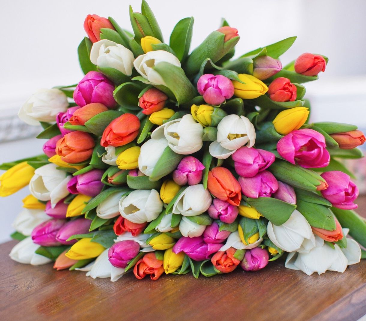 корпоративная композиция с розами и хризантемами для офиса в Рыбинске