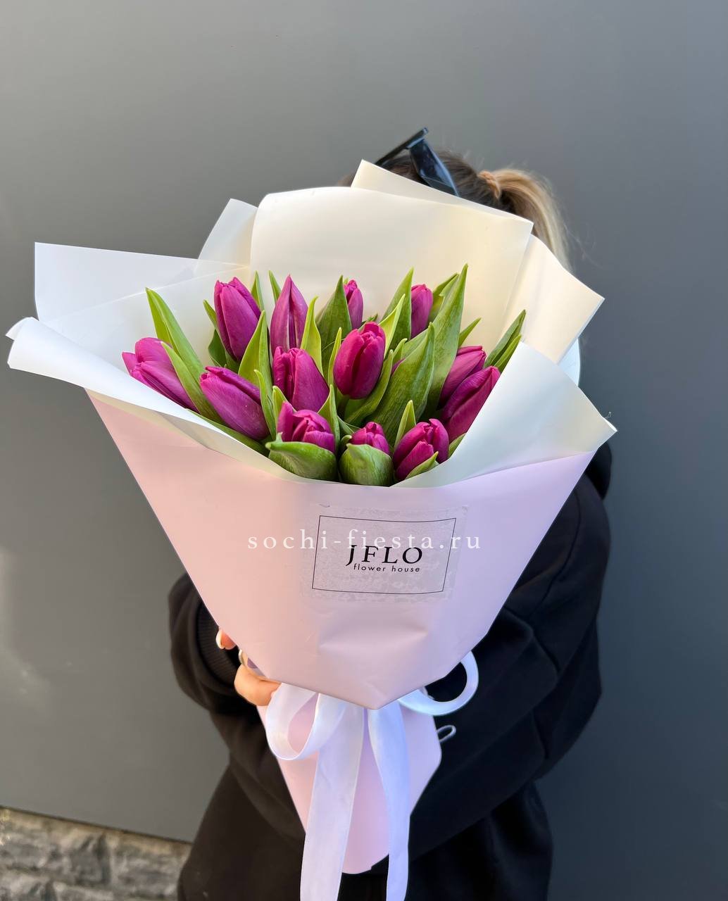 видовой каталог с розами и пионами в студии флористики в Рыбинске