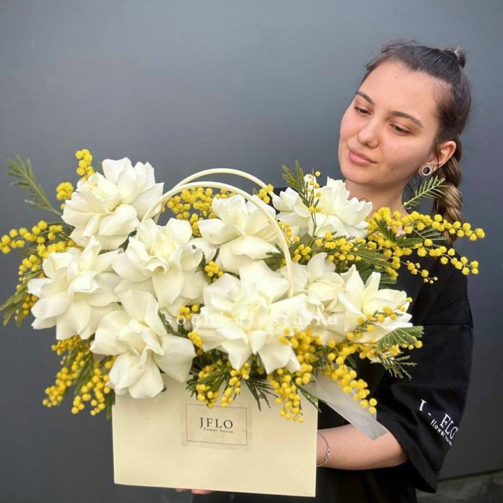 Французские Розы и мимоза  в сумочке  в Рыбинске