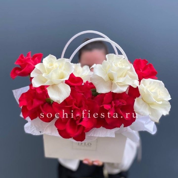 Сумочка  красных и белых роз в Рыбинске