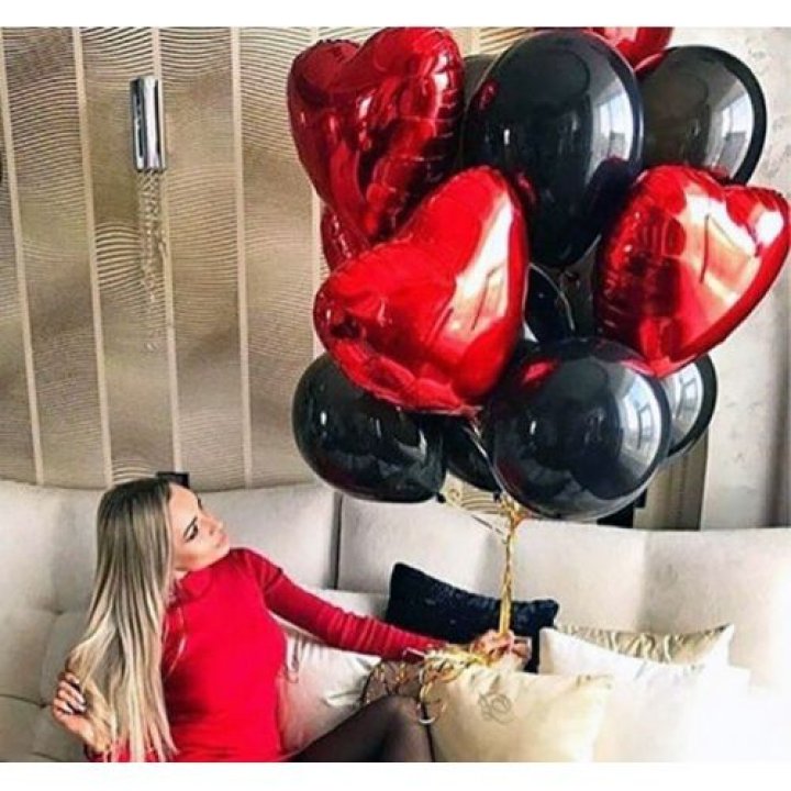 Фонтан из красных сердец с чёрными шарами  в Рыбинске