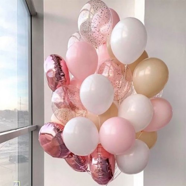 Фонтан шаров розового и белого цветов в Рыбинске