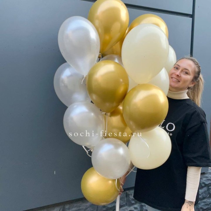 Облако шаров из белого и золотого оттенков в Рыбинске