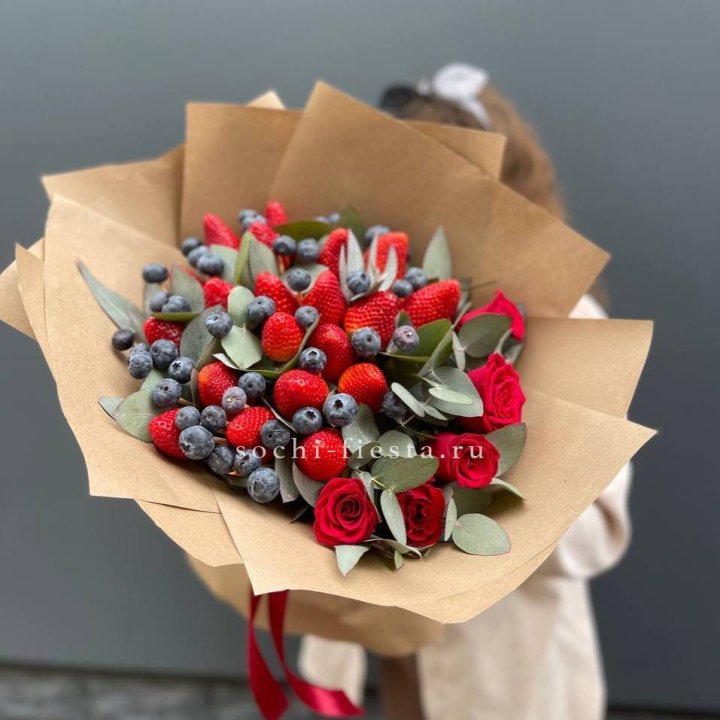 Клубника и голубика с цветами в Рыбинске