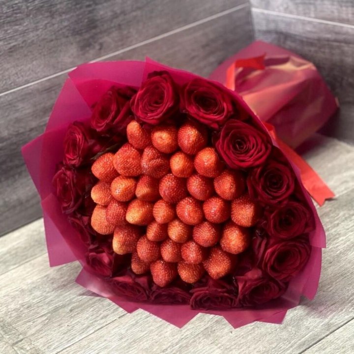 Клубничный букет с розами в Рыбинске