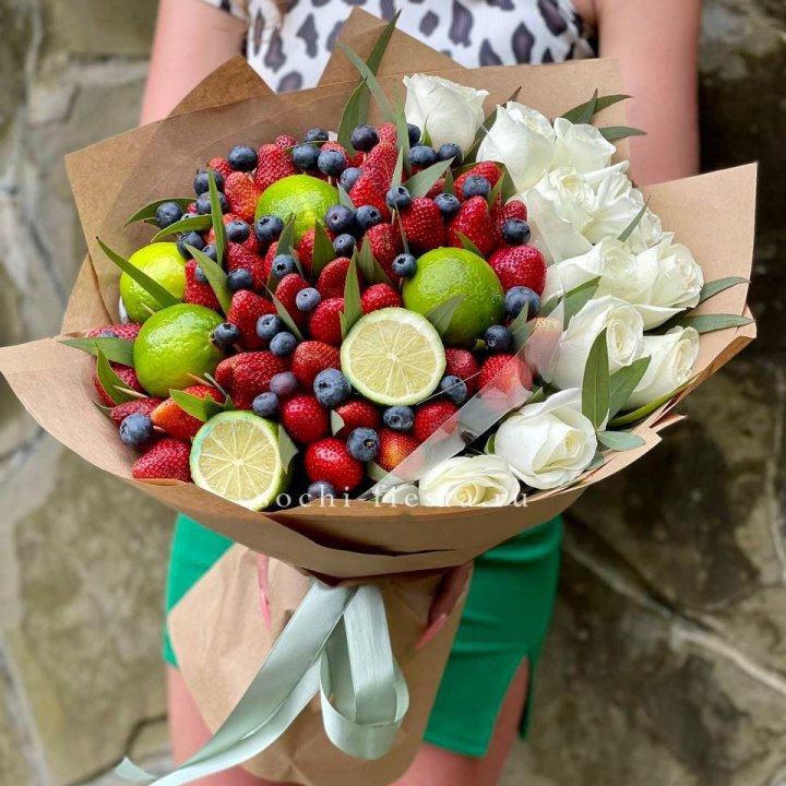 Ягодно-цитрусовый букет с розами в Рыбинске