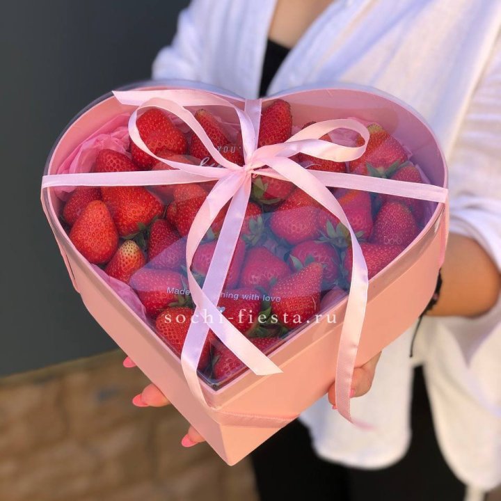 Коробочка сердце  с клубникой в Рыбинске