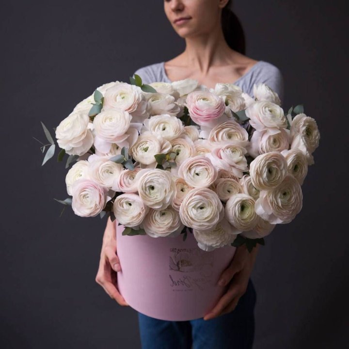 Бокс с ранункулюсами в Рыбинске