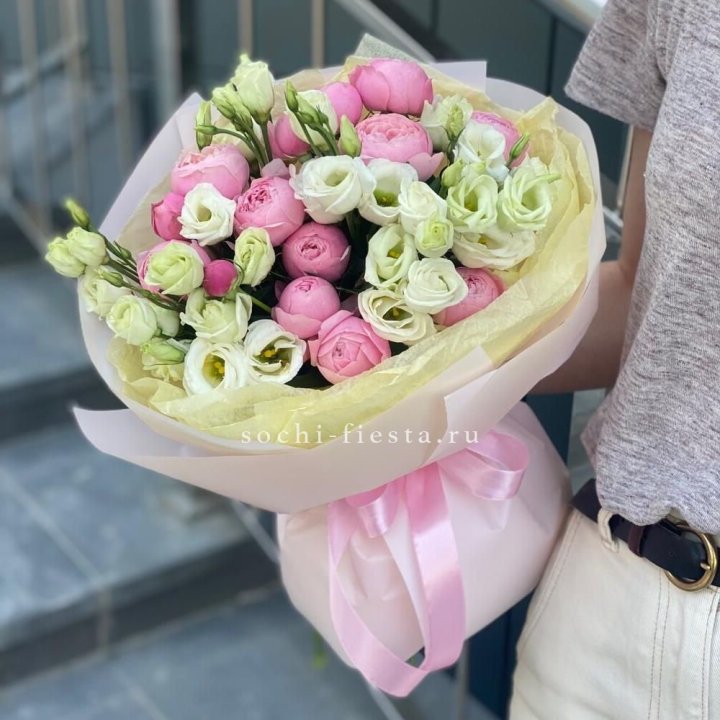 Букет кустовых роз с эустомой в Рыбинске