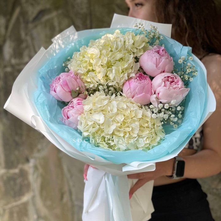 Букет с пионами "Блюсом" в Рыбинске
