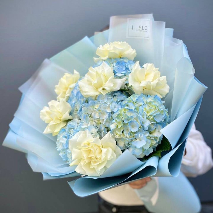  Букет из голубых гортензий и роз  в Рыбинске
