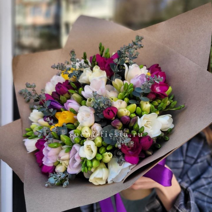 Букет фрезий "Радуга" в Рыбинске