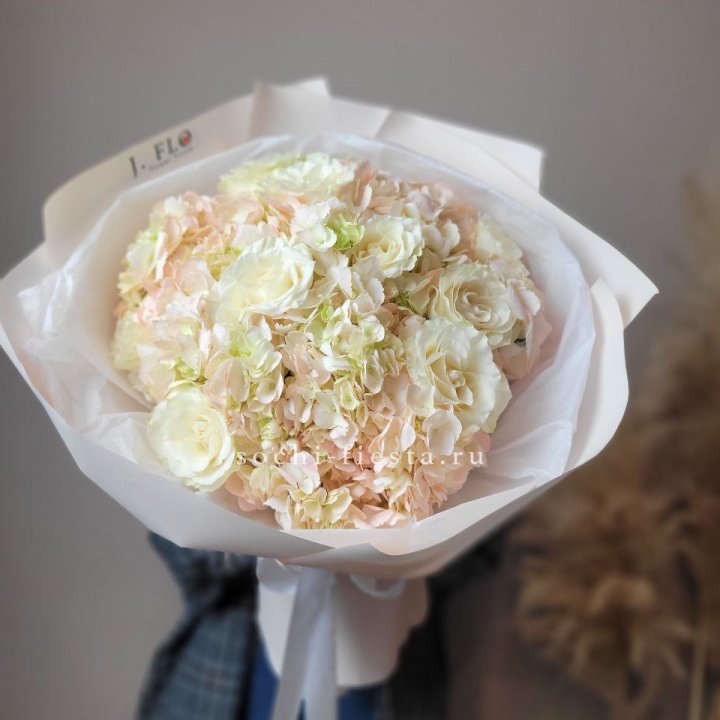  Букет гортензии и роз  в Рыбинске