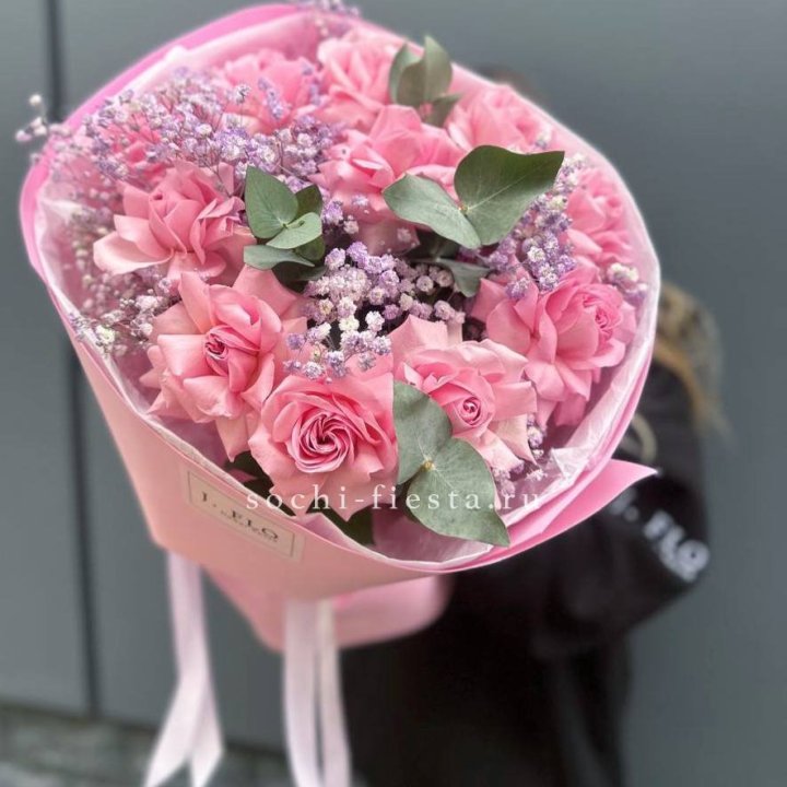 Розовые французские розы с гипсофилой в Рыбинске