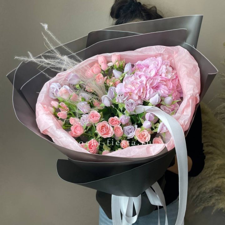  Букет гортензии и роз "Саперави" в Рыбинске