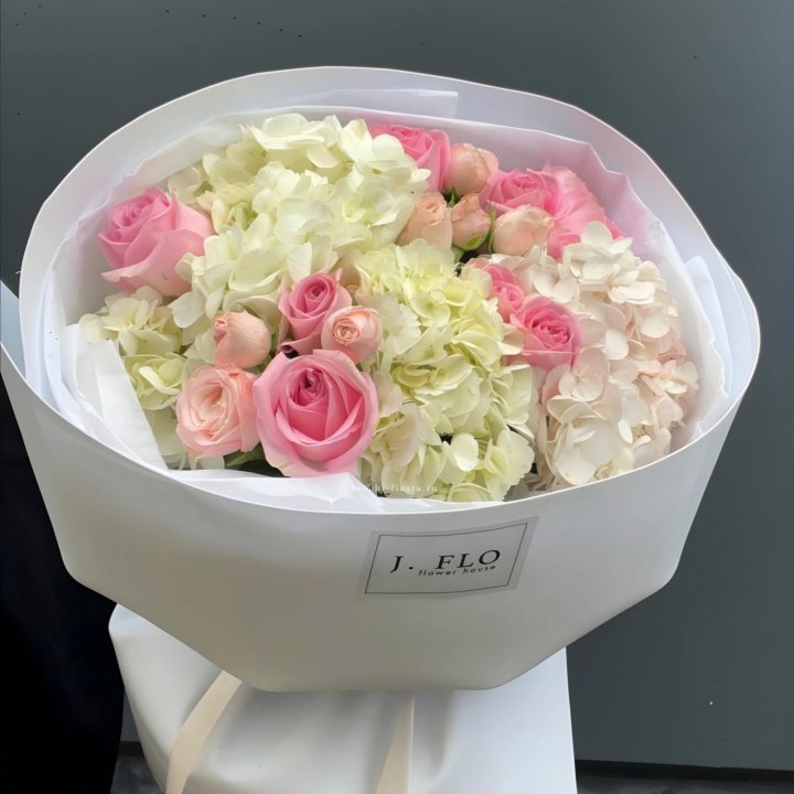  Букет гортензии и роз  "Тиамо" в Рыбинске