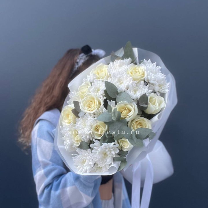  Букет белых роз с хризантемой  в Рыбинске