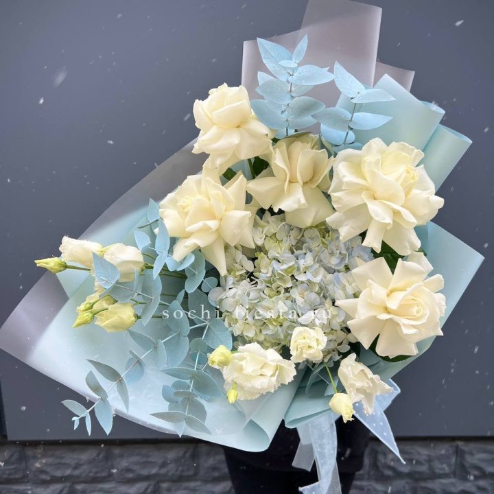 Букет с гортензией и белыми французскими розами в Рыбинске