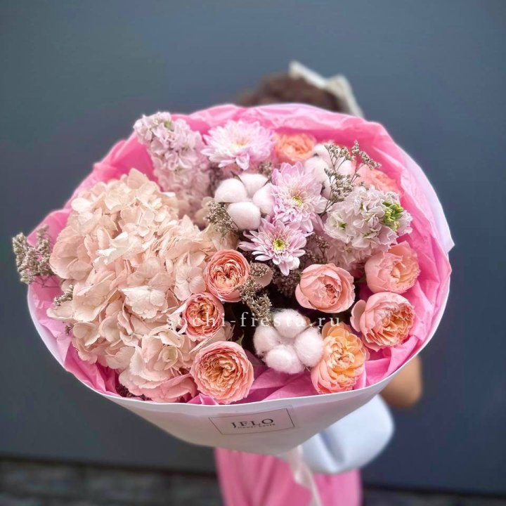 Букет гортензии и кустовых роз "Абрассо" в Рыбинске