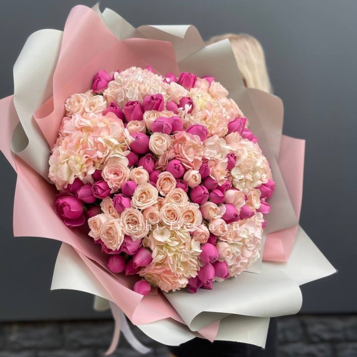 Букет кустовые розы и гортензия в Рыбинске