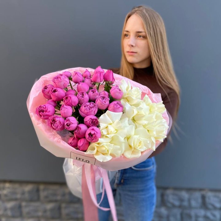 Дуо белых и кустовых роз в Рыбинске