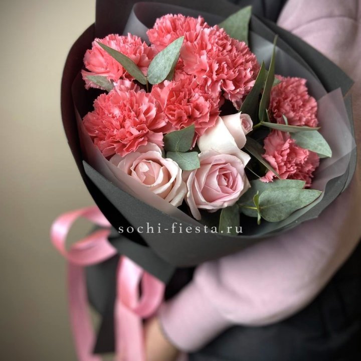 Букет из роз и диантусов "Пенелопа" в Рыбинске