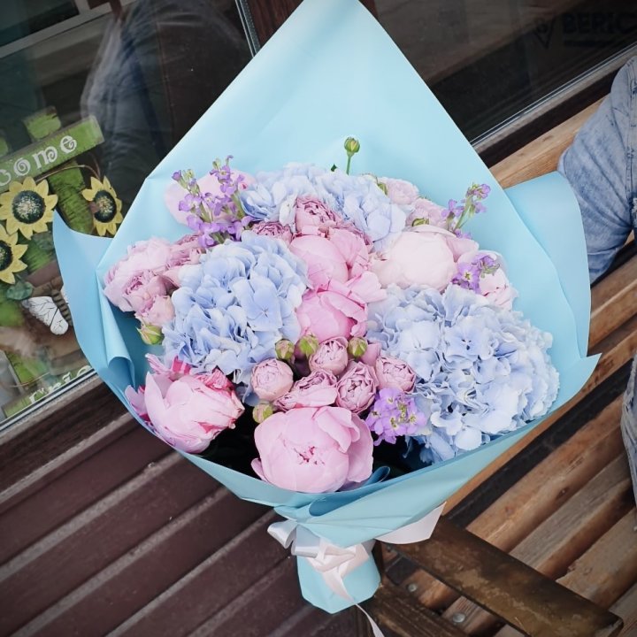 Букет с гортензиями "Блубери" в Рыбинске