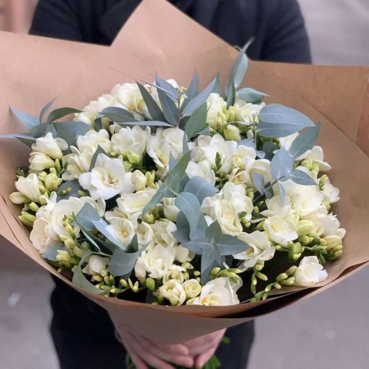 51 фрезия с эвкалиптом в Рыбинске