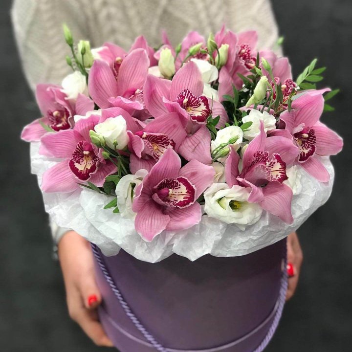 Орхидея и эустома в шляпной коробке в Рыбинске