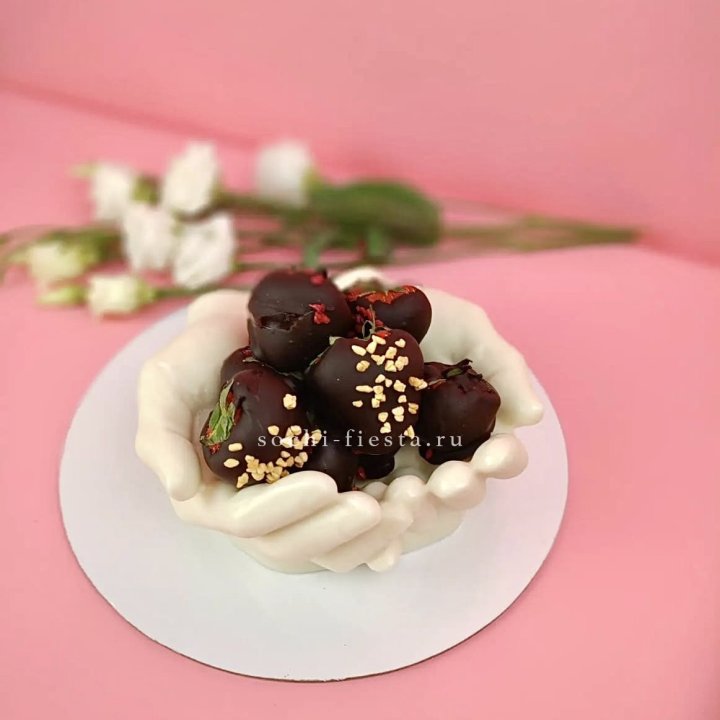 Клубника в шоколаде на шоколадных ладонях  в Рыбинске