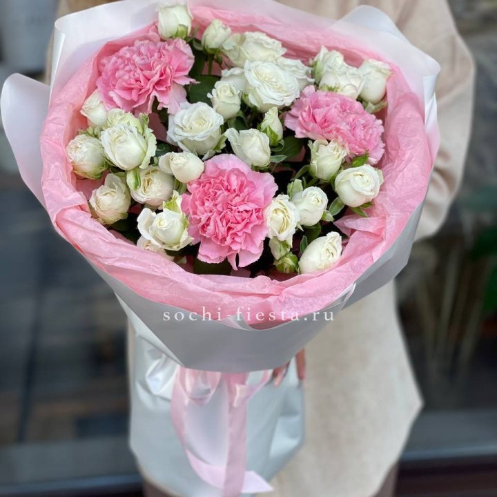 Букет розы с диантусами "Блэш" в Рыбинске