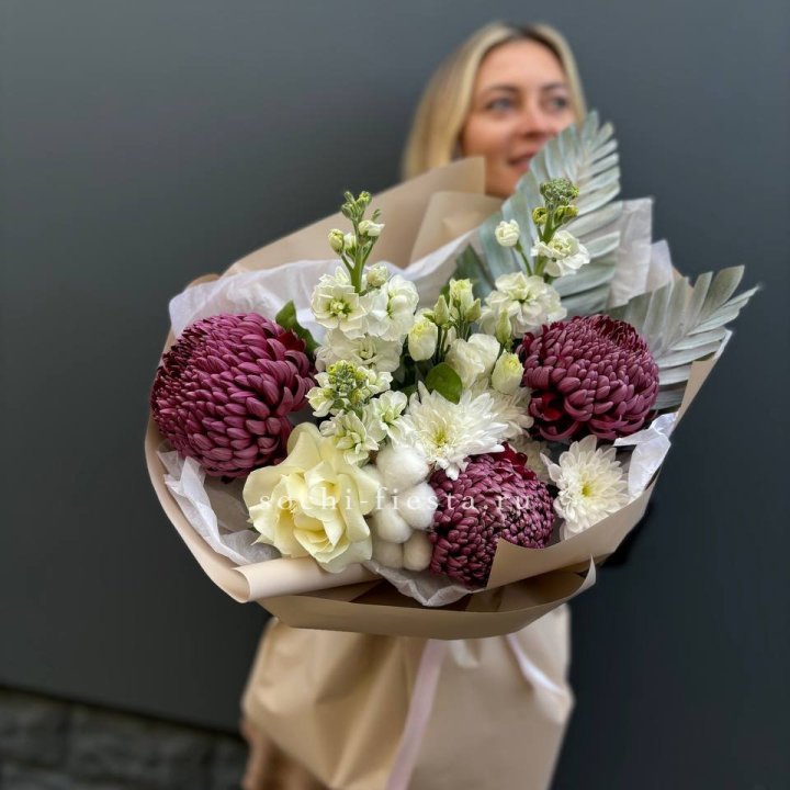 Хризантемы с маттиолой розами эустомой Чика в Рыбинске