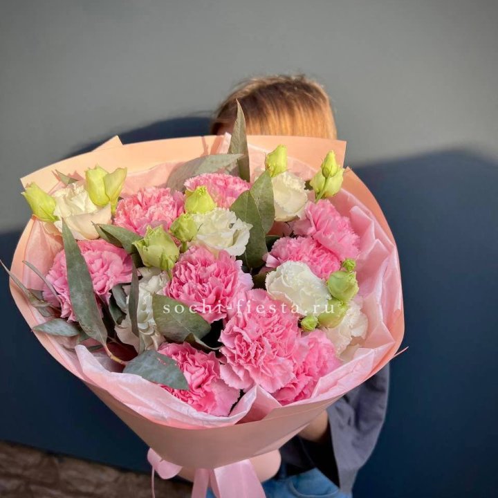 Букет гвоздик и  эустом "Сири" в Рыбинске