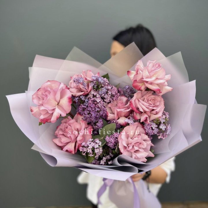 Букет из розовых роз и сирени в Рыбинске
