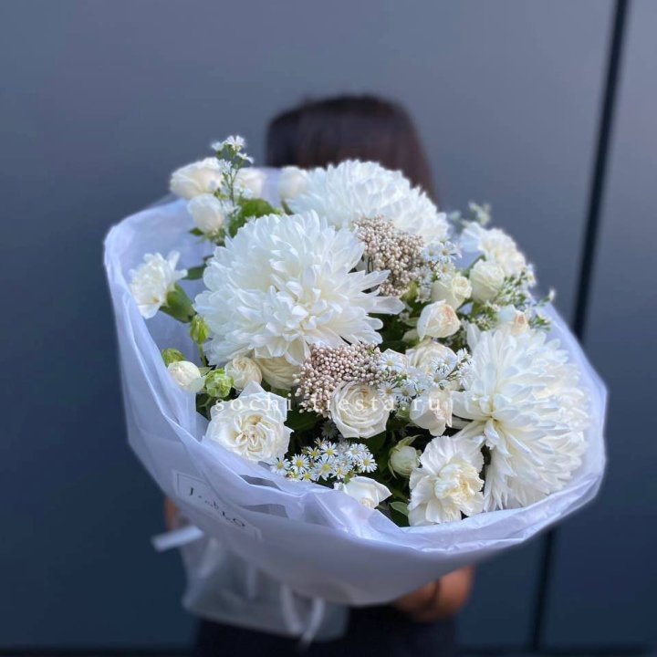 Букет хризантем и роз вайт шотс в Рыбинске