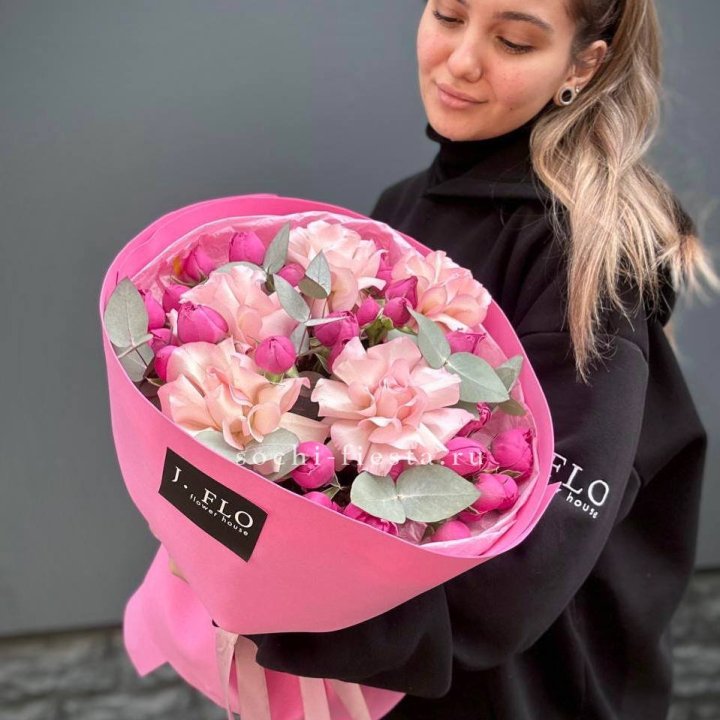 Букет французских и пионовидных роз "Ламиносо" в Рыбинске