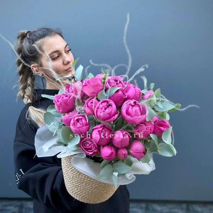 Пионовидные розы  в джутовом кашпо  в Рыбинске