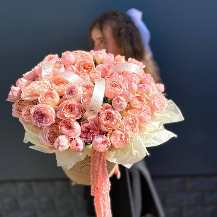 Кустовые розы Джульетта в джутовом кашпо в Рыбинске