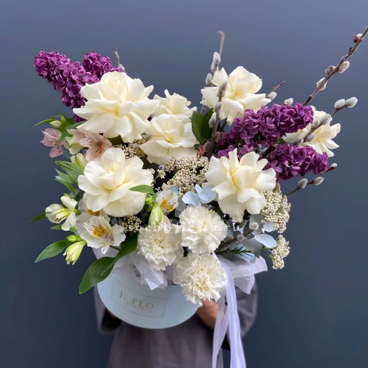 Цветочный бокс Французских роз и Сирени в Рыбинске