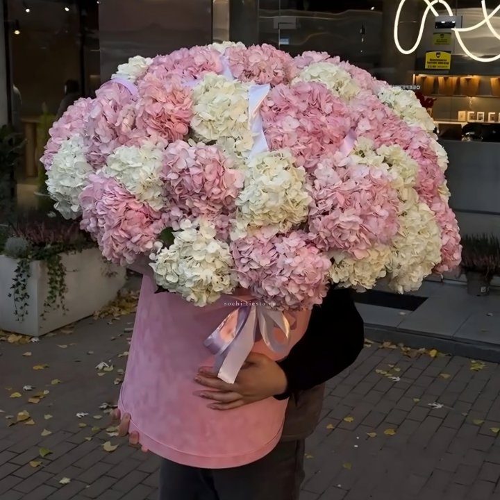 Дизайнерский цилиндр с гортензиями  в Рыбинске