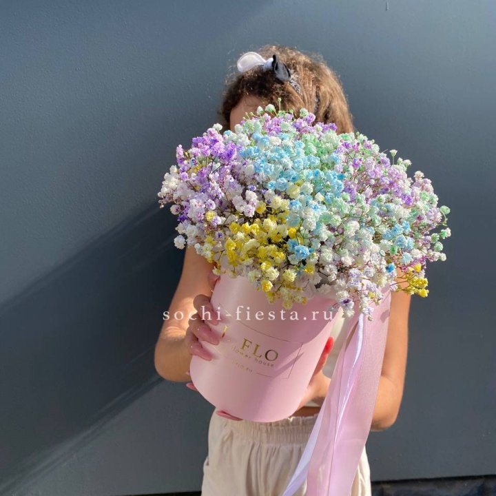 Радужные гипсофилы в шляпной коробке в Рыбинске