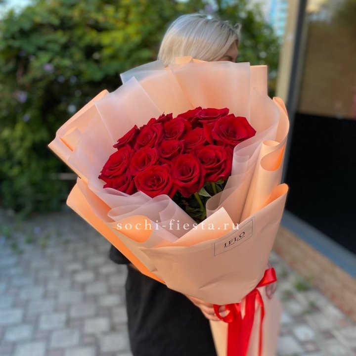 15 голландских роз в оформлении в Рыбинске