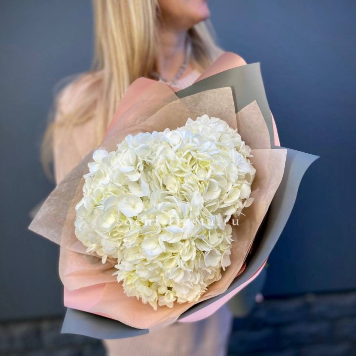 Букет из трёх белых гортензий в Рыбинске