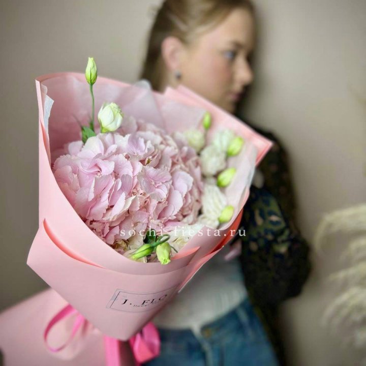 Букет с гортензией №2 в Рыбинске