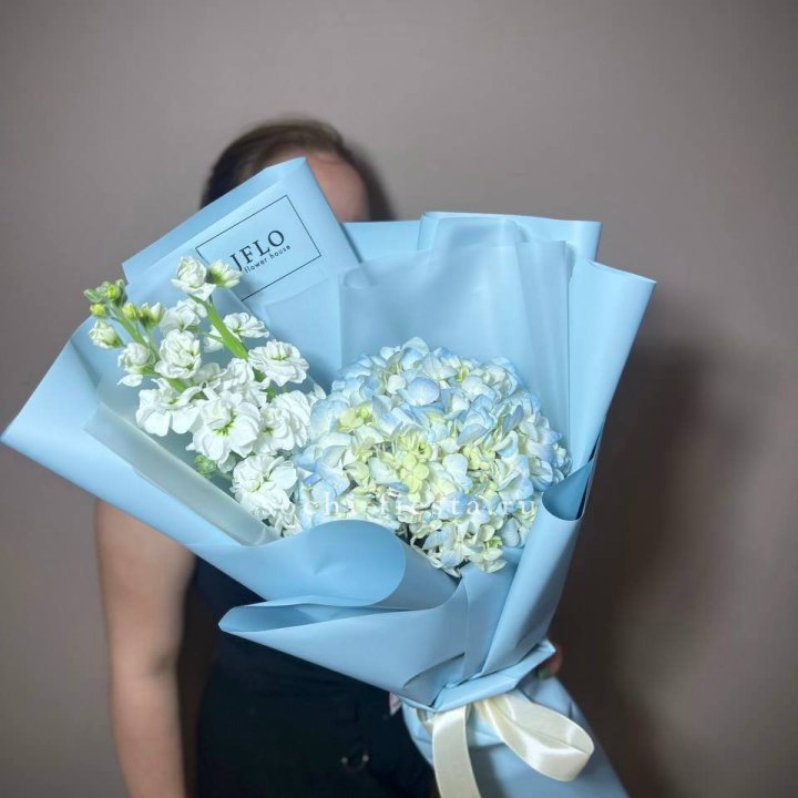 Гортензия голубая с маттиолой в Рыбинске