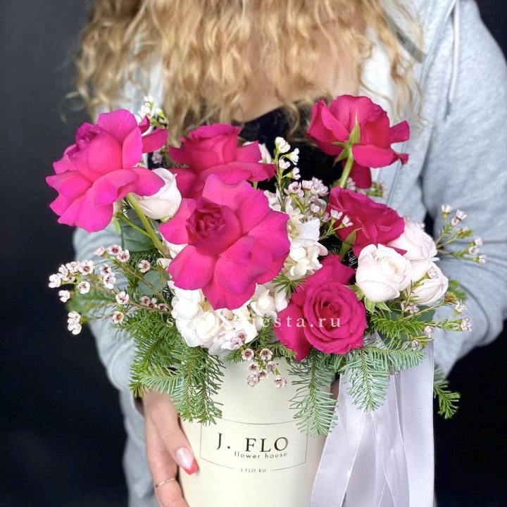 Новогодняя композиция в коробке пинк розе в Рыбинске