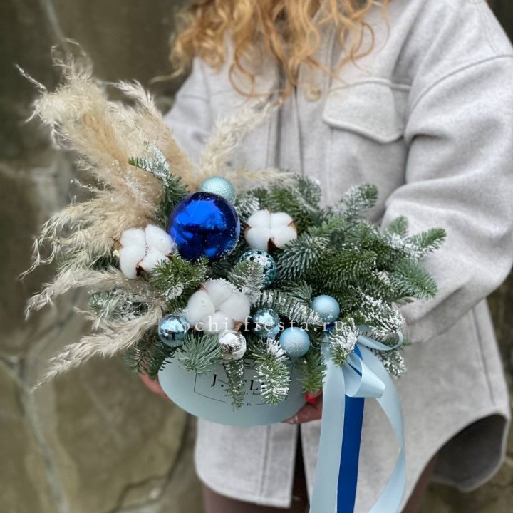 Новогодняя композиция в коробке блю в Рыбинске