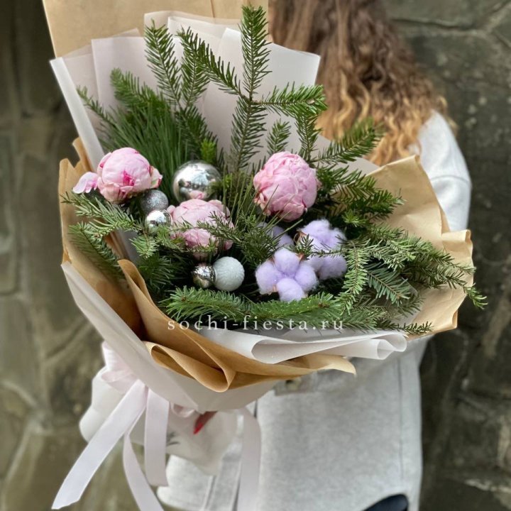 Новогодний букет с пионами  в Рыбинске