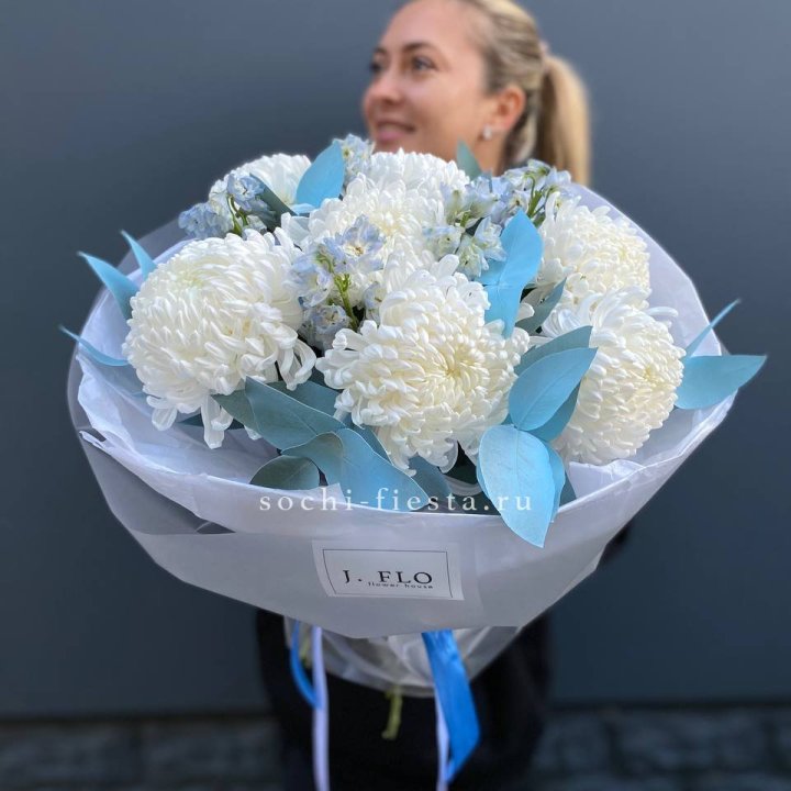 Букет хризантем Бигуди и дельфиниума  в Рыбинске